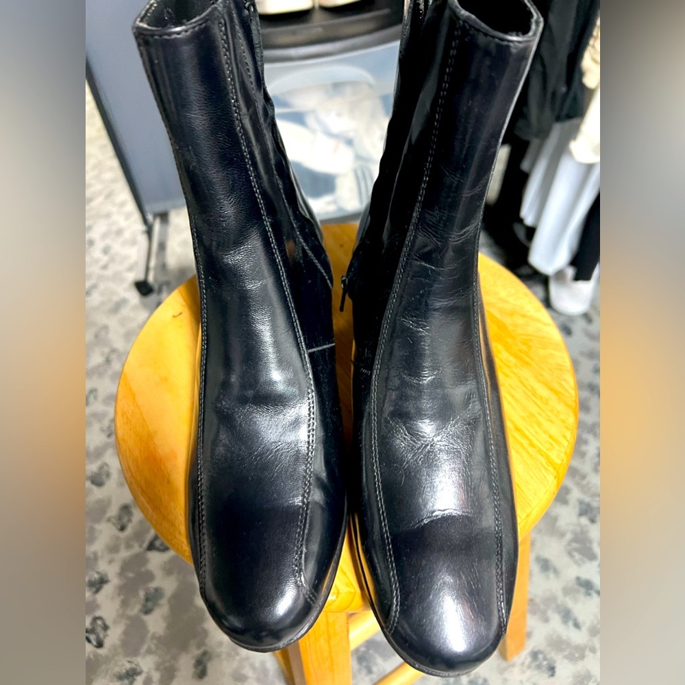 Brand new Florsheim men’s heeled Duke boots. Size 7-7.5